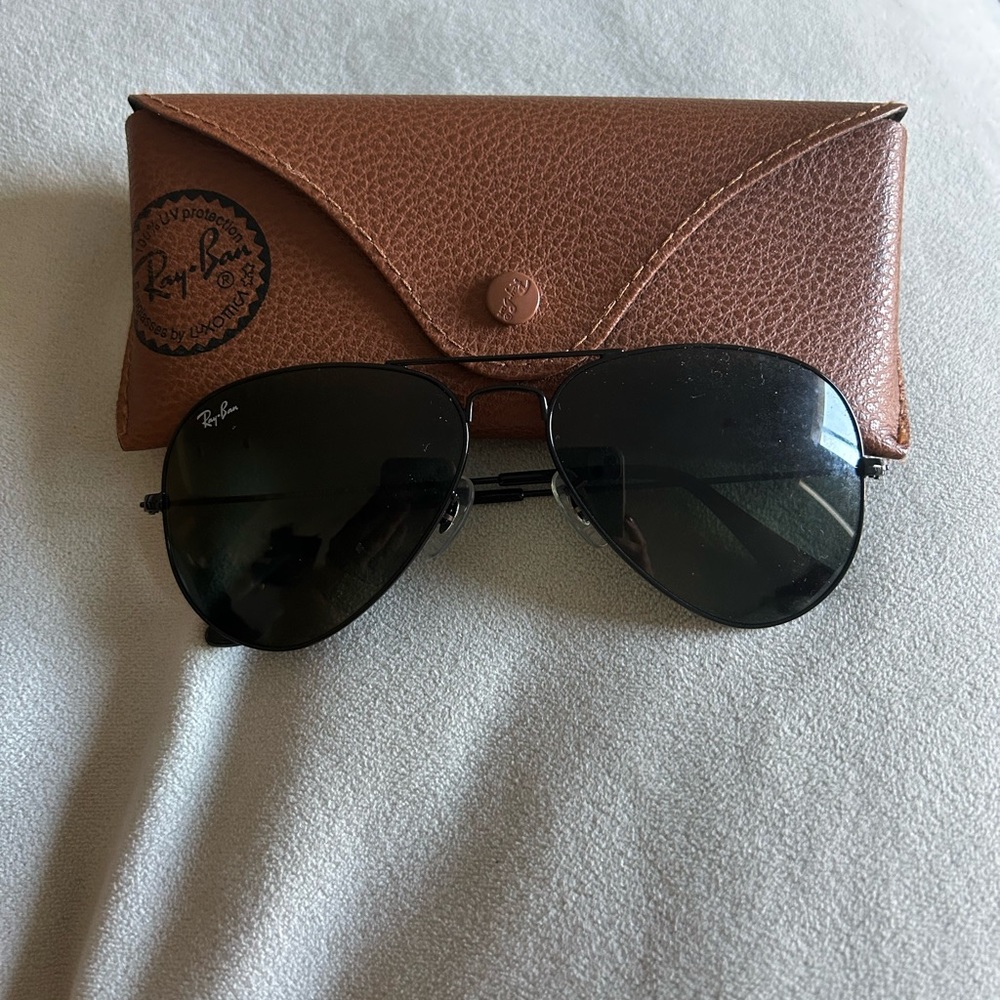 Black ray ban aviators